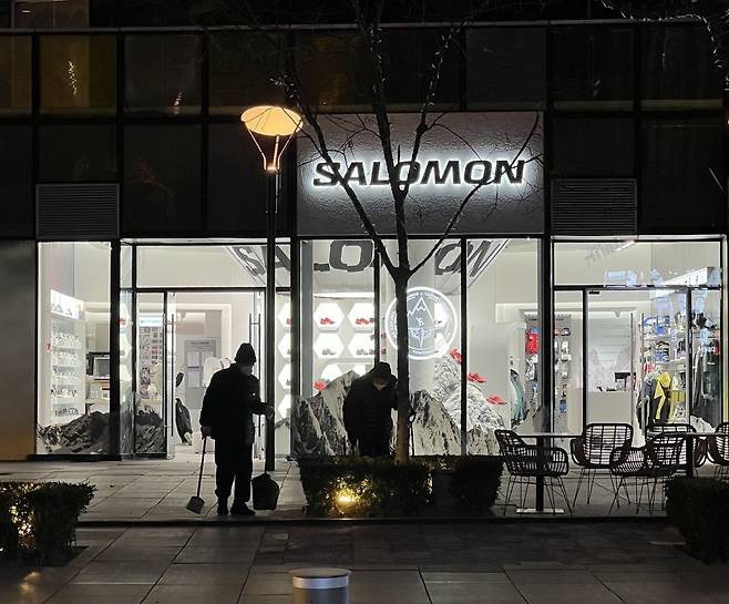 중국 베이징 싼리툰 타이쿠리 쇼핑몰의 살로몬(Salomon) 매장. 중국 안타스포츠는 2019년 살로몬 브랜드를 보유한 핀란드 아머스포츠를 46억 유로(약 6조5400억 원)에 인수했다. /베이징=김남희 특파원