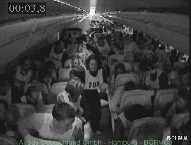 에어버스 항공기에서 비상시 승객 탈출 시험을 하고 있는 장면. 만약 90초 안에 모든 승객이 탈출하지 못 하면 그 비행기 기종은 운항할 수 없습니다. 에어버스