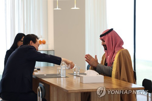 빈 살만 사우디 왕세자에게 물 따라주는 윤 대통령을 촬영한 사진



연합뉴스 제공