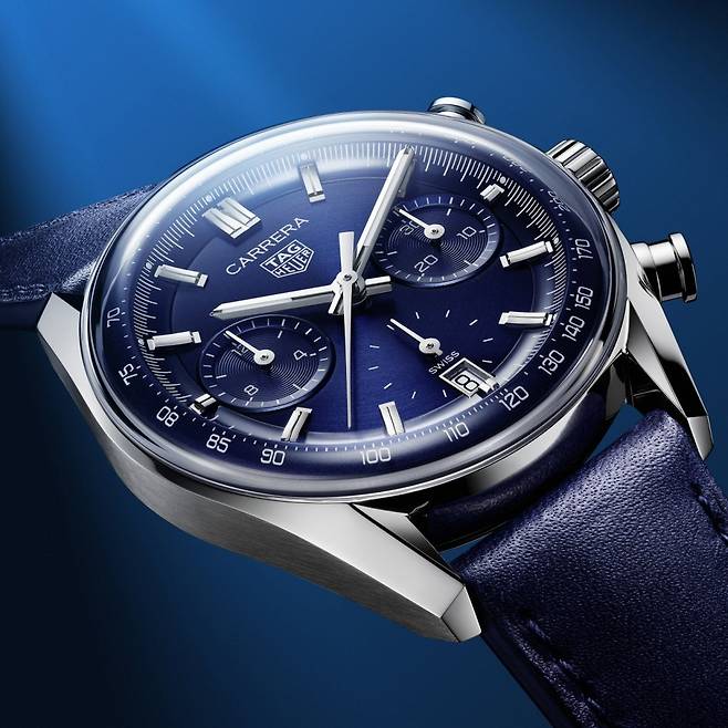 지름 39mm 크기로 선보이는 태그호이어의 까레라 크로노그래프 글라스박스. [사진 태그호이어]