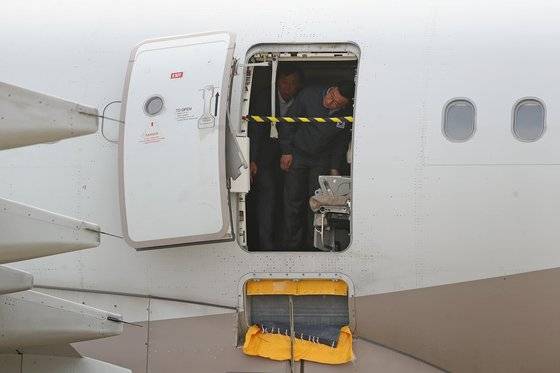 26일 오전 제주에서 대구로 향하던 아시아나 항공기에서 30대 남성이 착륙 전 대구공항 상공에서 비상문을 강제개방하는 사고가 발생해 일부 승객이 병원으로 이송돼 치료를 받고 있다. 뉴스1