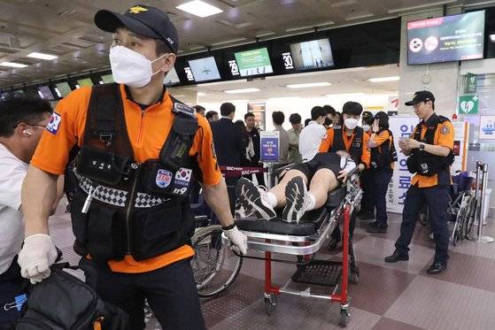 일부 탑승객이 병원으로 이송돼 치료를 받고 있다.  119구조대가 전국소년체육대회에 참가하기 위해 항공기에 탑승했던 초·중학생 제주특별자치도 선수단 가운데 대구공항 도착 직후 고통을 호소하는 선수들을 들것을 이용해 구급차로 옮기고 있다. 뉴스1