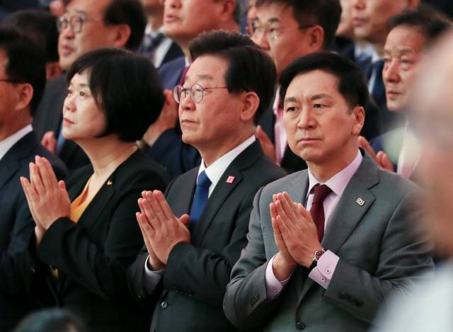 ▲ 국민의힘 김기현 대표, 더불어민주당 이재명 대표, 정의당 이정미 대표가 27일 서울 종로구 조계사에서 열린 불기 2567년 부처님오신날 봉축법요식에서 삼귀의례를 하며 합장하고 있다. [대통령실통신사진기자단]