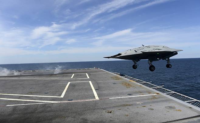 미국 해군모함에서 무인전투기가 이륙하는 모습. AP 연합뉴스