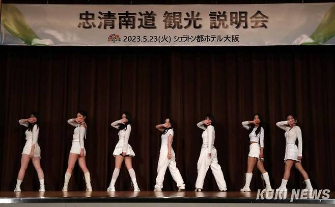 한국K-POP고등학교 학생들의 댄스 공연 장면.