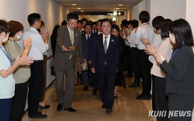 김태흠 충남지사가 지난 22일 일본 구마모토현 청사를 방문해 직원들로부터 환영을 받고 있다. 사진=홍석원 기자