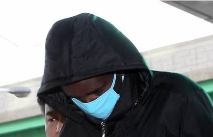 2011년 2월 부산 남해지방해양경찰청으로 해적 모하메드 아라이가 수사관과 함께 들어서고 있다. 아라이는 삼호주얼리호 석해균 선장을 총으로 쏜 혐의를 받고 있다. 연합뉴스