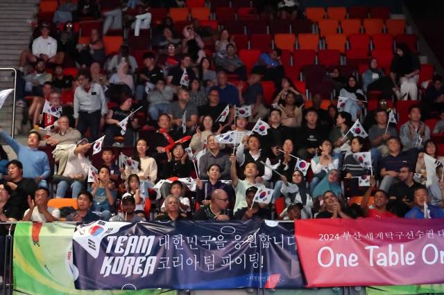 남아프리카공화국 더반의 현지 한인들이 26일(현지시간) 남아프리카공화국 더반의 인터내셔널컨벤션센터(DICC)에서 열린 2023 국제탁구연맹(ITTF) 세계탁구선수권대회 여자복식 4강 경기에서 전지희-신유빈 조를 응원하고 있다. 대한탁구협회