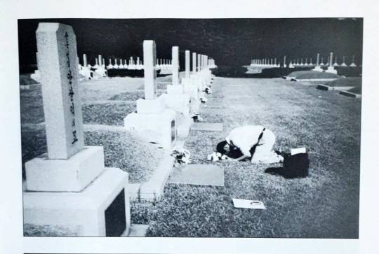 2006년 최재형 선생의 허묘를 참배하는 후손 최 발렌틴. 애국지사묘역 108번 선생의 묘소는 ‘가짜 유족’ 사건으로 멸실 처리됐다. 부선생의 부인 유해를 모셔와 부부합장 묘로 복원사업이 추진 중이다. 독립운동가최재형기념사업회 제공