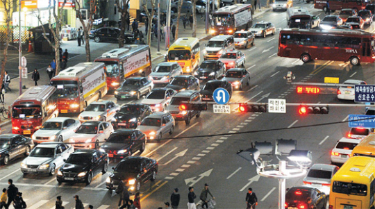 서울 강남구 학원가 주변의 도로가 학생들 귀가를 위한 학원 및 학부모 차량으로 가득한 모습. 자료사진