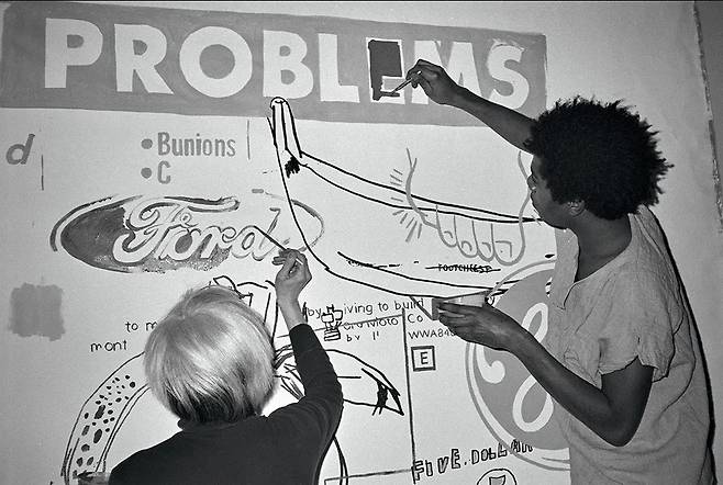 앤디 워홀과 장 미쉘 바스키아의 작업 모습. [THE ANDY WARHOL FOUNDATION FOR THE VISUAL ARTS, INC.]