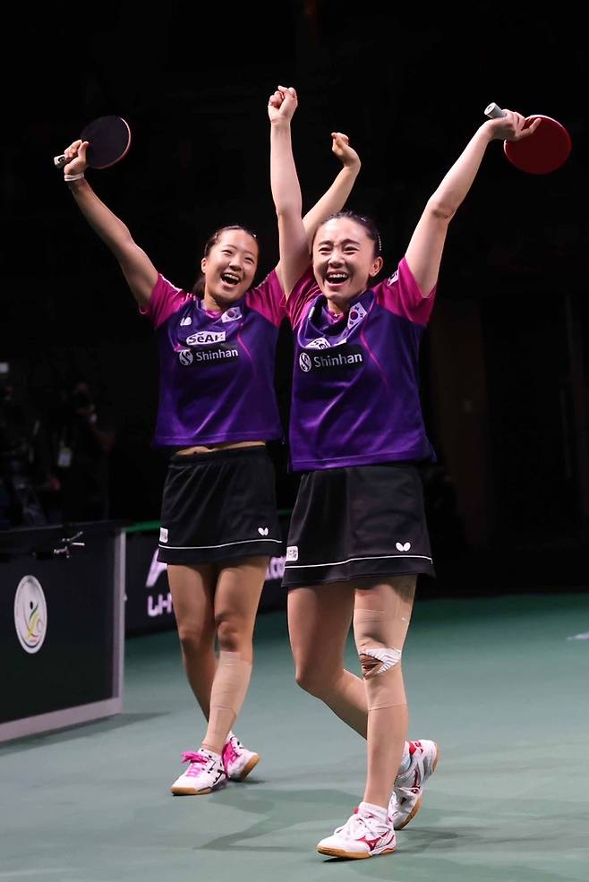 [서울=뉴시스] 2023 국제탁구연맹(ITTF) 개인전 세계탁구선수권대회 여자 복식 결승에 진출한 신유빈-전지희. (사진 = 대한탁구협회 제공) *재판매 및 DB 금지