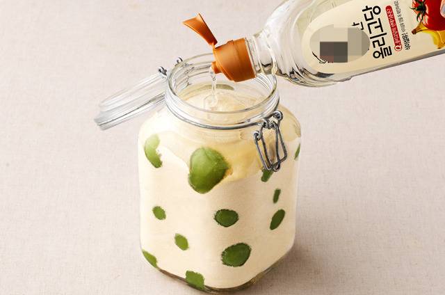 올리고당과 설탕을 넣어 만드는 매실청 담그기. 제일제당 제공