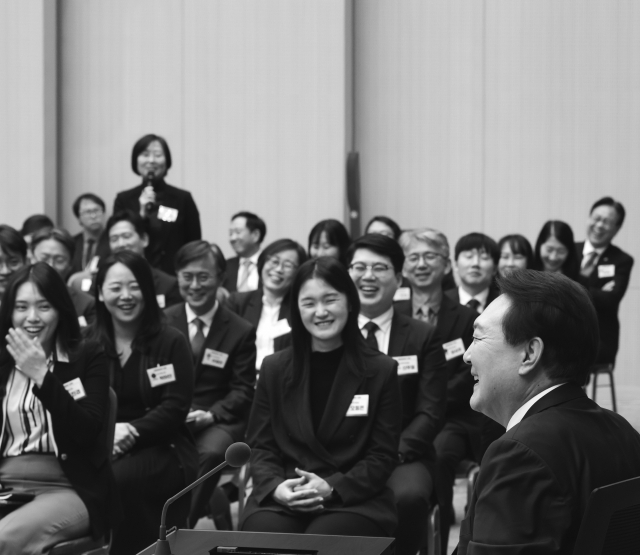 2월 7일 정부세종컨벤션센터에서 공무원들과 대화하는 윤석열 대통령. 사진 제공=대통령실