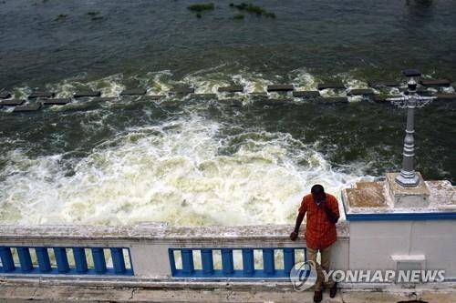 인도 첸나이의 저수지 옆에서 전화통화하는 인도 남성. (기사 내용과는 상관없음) EPA 연합뉴스 자료사진.
