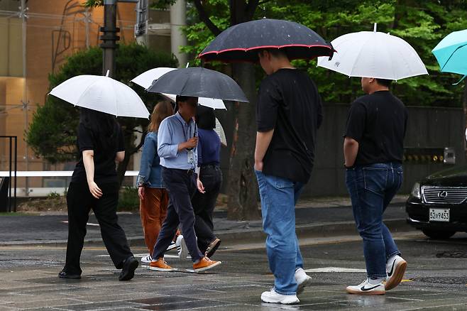 비가 내린 18일 오후 서울 시내에서 시민들이 우산을 쓰고 걷고 있다. ⓒ연합뉴스