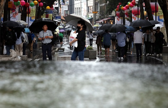 지난 27일 오후 서울 종로구 인사동에서 우산을 쓴 시민들이 발걸음을 재촉하고 있다. 사진=뉴시스