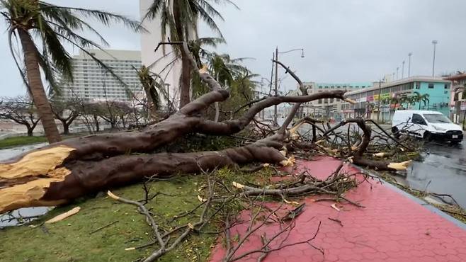 25일 태풍 ‘마와르’가 괌을 통과하며 강풍과 강우로 인한 피해가 발생했다. (사진=AFP)