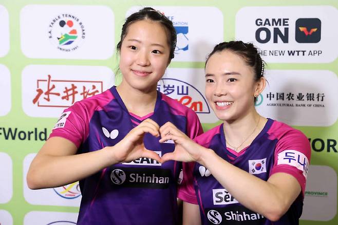 남아프리카공화국 더반에서 열린 2023 국제탁구연맹(ITTF) 개인전 세계탁구선수권대회 여자 복식에서 값진 은메달을 따낸 신유빈(왼쪽)과 전지희. 사진=대한탁구협회 제공