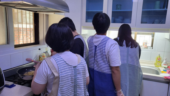'두더집'에서는 고립·은둔 청년들이 함께 요리하고 밥을 나눠먹는 점심밥 모임을 하고 있습니다. 〈사진=이지현 기자〉