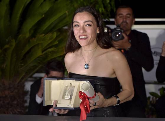 27일(현지시간) 진행 된 제76회 칸국제영화제 폐막식에서 튀르키예 '어바웃 드라이 그라시즈(About Dry Grasses)' 배우 메르베 디즈아르가 여우주연상을 수상했다. 〈사진=UPI·연합뉴스〉