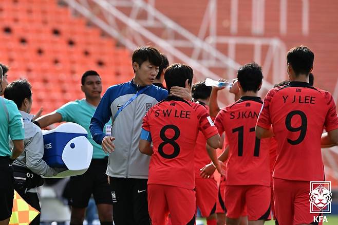 김은중 대한민국 U20(20세 이하) 대표팀 감독이 23일(한국시간) 아르헨티나 메도사 스타디움에서 열린 프랑스와의 2023 국제축구연맹(FIFA) U20 월드컵 F조 조별리그 1차전에서 전반 첫 골을 넣은 이승원을 격려하고 있다. (대한축구협회 제공) 2023.5.23/뉴스1