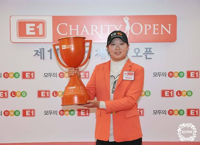 방신실이 28일 성문안CC에서 열린 KLPGA투어 E1 채리티 오픈에서 생애 첫 우승을 따낸 뒤 트로피를 들고 포즈를 취하고 있다. 사진제공 | KLPGA
