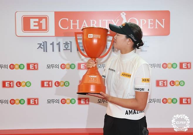 방신실이 28일 성문안CC에서 열린 KLPGA투어 E1 채리티 오픈에서 생애 첫 우승을 따낸 뒤 트로피에 입맞추고 있다. 사진제공 | KLPGA