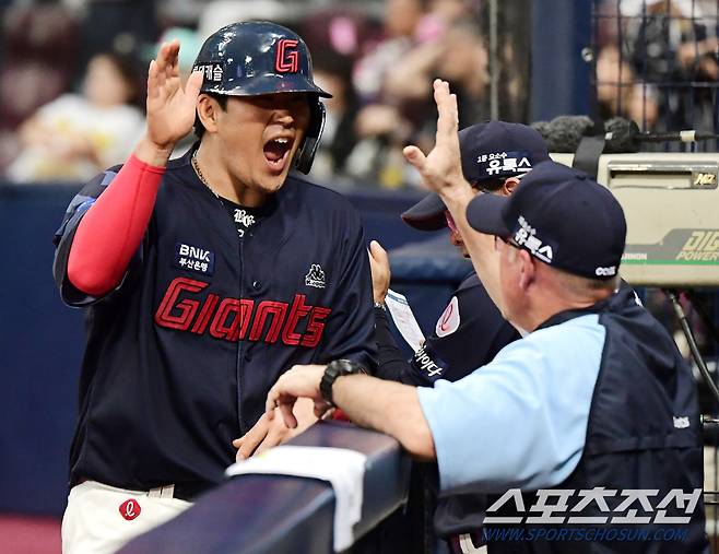 27일 서울 고척스카이돔에서 열린 롯데와 키움의 경기. 7회초 1사 2, 3루 안권수가 2타점 적시타 때 홈인한 유강남이 환호하고 있다. 고척=정재근 기자 cjg@sportschosun.com/2023.5.27/