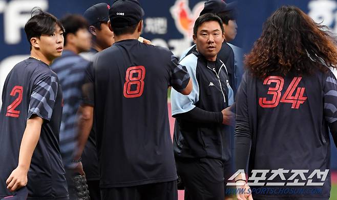'기세' 롯데 자이언츠 루키 김민석, 캡틴 안치홍, 장발 에이스 김원중이 훈련을 준비하고 있다. 고척=박재만 기자 pjm@sportschosun.com