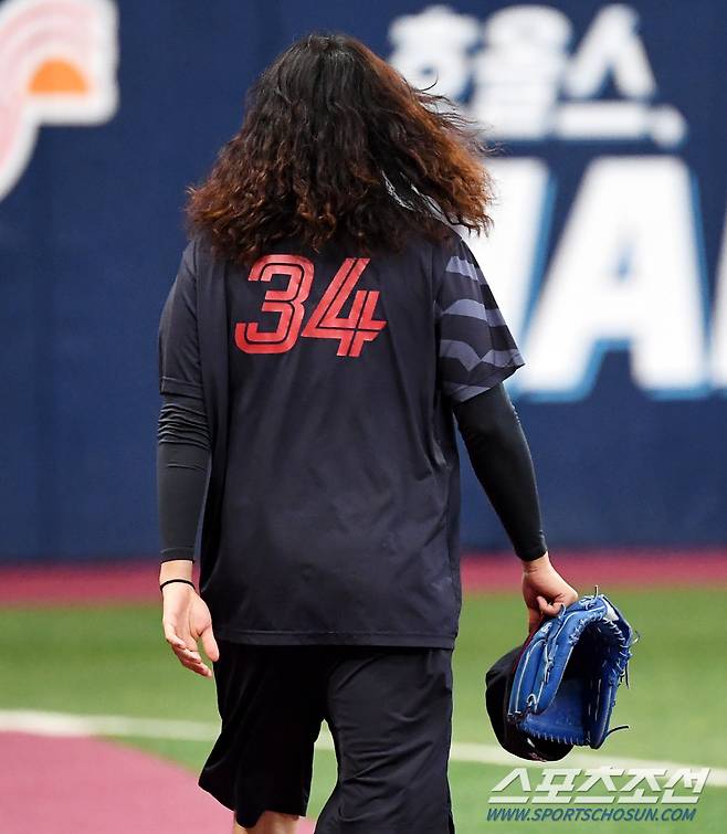 든든한 장발 에이스 김원중 '오늘도 불러만 주세요'