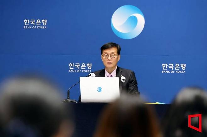 이창용 한국은행 총재가 지난 25일 오전 6년만에 준공된 서울 중구 한국은행 신축 본부에서 금융통화위원회 정기회의를 마친 뒤 기자회견을 하고 있다.사진=공동취재단