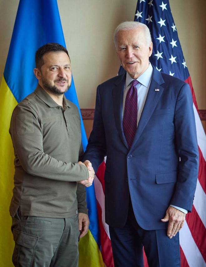 21일 일본 히로시마에서 열린 주요 7개국(G7) 정상회담에서 만난 조 바이든 미국 대통령(오른쪽)과 볼로디미르 젤렌스키 우크라이나 대통령(왼쪽)이 악수하고 있다. 히로시마=EPA·연합뉴스