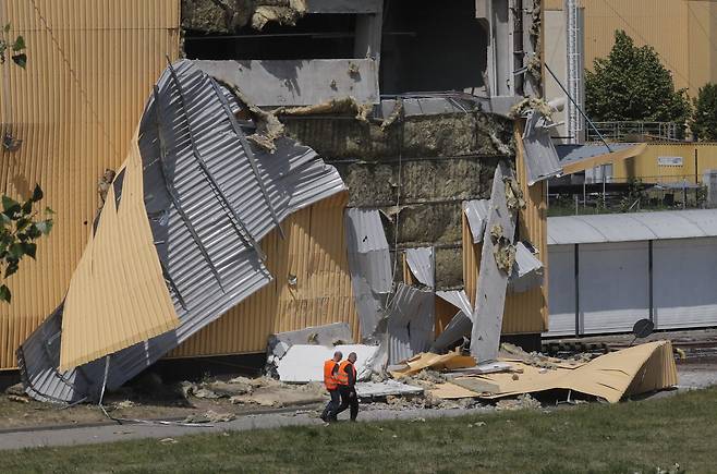 우크라이나 수도 키이우 건립기념일인 28일 러시아가 키이우 일대에 대대적인 드론공격을 가했다. 드론 공격으로 무너진 구조물 옆을 시민들이 지나고 있다. /EPA 연합뉴스