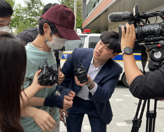 데이트 폭력으로 신고당해 경찰 조사를 받은 뒤 애인을 살해한 혐의를 받는 A 씨가 지난 26일 오후 경찰에 긴급체포된 후 서울 금천경찰서에 들어서고 있다. 사진=연합뉴스