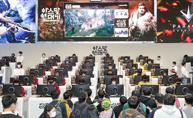 넷마블 부스 방문객들이 18일 ‘지스타 2022’ 넷마블관에서 신작 MMORPG ‘아스달 연대기’의 대규모 전투 ‘개척전’을 플레이하고 있다. ⓒ넷마블