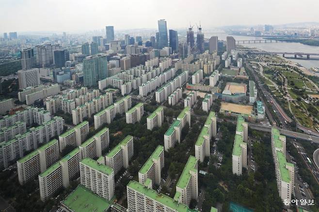 서울시가 25일부터 주민 열람을 진행 중인 ‘ 여의도 금융중심 지구단위계획구역 및 계획 결정(안)’은 여의도를 국제적인 금융중심지로 육성하겠다는 게 핵심이다. 사진 아래쪽은 시범아파트 전경이다. 동아일보 DB