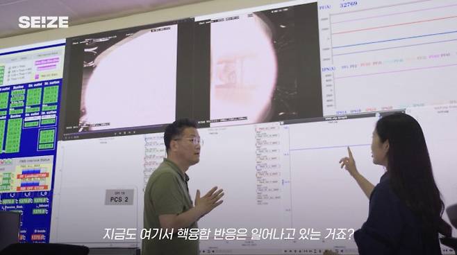 한국핵융합에너지연구원에 있는 핵융합 연구로 KSTAR 플라스마 영상을 보는 씨즈팀. KSTAR는 자기장을 이용해 도넛 모양 장치 안에 1억℃ 플라스마를 30초 동안 유지할 수 있다.