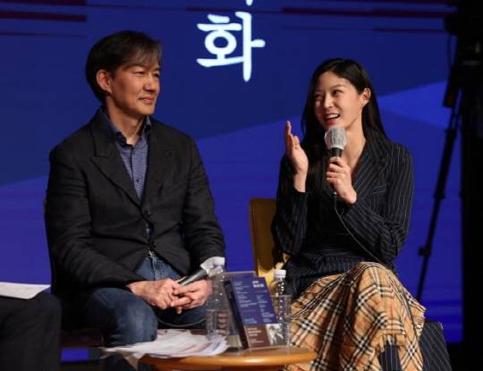 조국 전 법무부 장관과 딸 조민씨가 지난달 11일 오후 부산 해운대구 쿠무다 콘서트홀에서 열린 '조국의 법고전 산책 저자와의 대화'에서 팬이 선물한 롯데자이언츠 유니폼을 입고 있다. <연합뉴스>