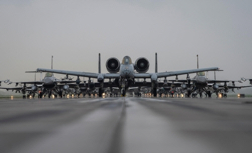 미 공군이 이달 초 국내 공군기지에서 F-16 '파이팅 팰컨' 등 전투기 수십 대를 동원해 지상활주 훈련인 '엘리펀트 워크'(Elephant Walk·코끼리 걸음)를 실시한 것으로 28일 확인됐다. [미 공군 페이스북 캡처]
