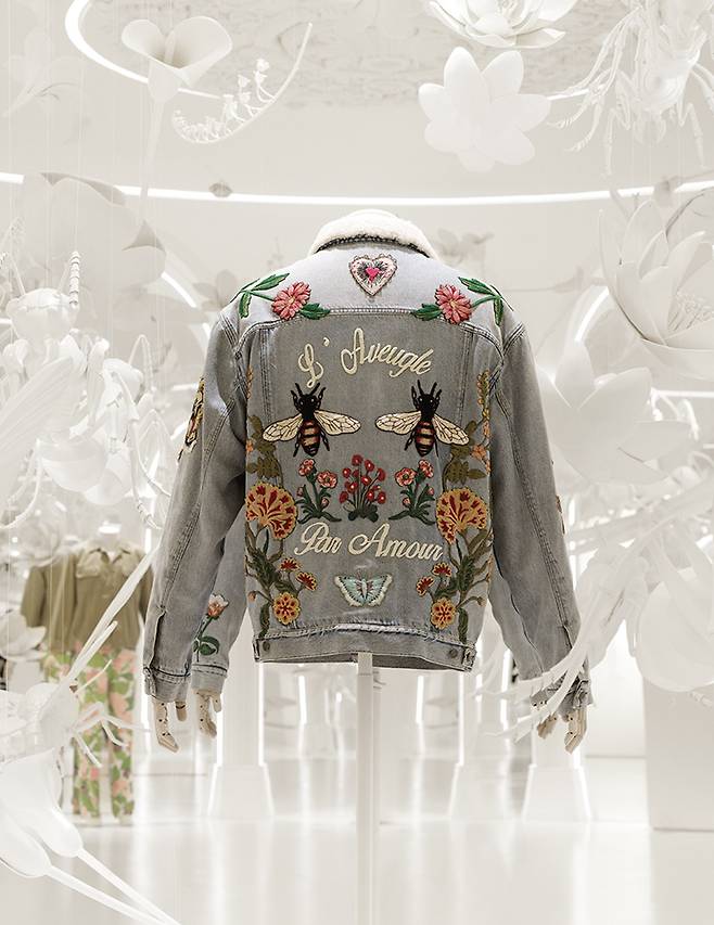 알레산드로 미켈레가 플로라 패턴에서 영감을 받아 디자인한 데님 재킷.