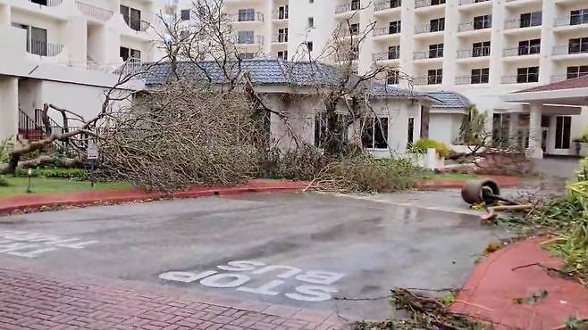 25일(현지시간) '슈퍼 태풍' 마와르가 강타한 태평양 미국령 괌의 타무닝의 아파트 단지에 에서 쓰러진 나무들이 널린 모습이 보인다. /사진=뉴스1