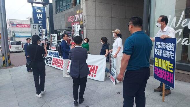 지난 26일 경북 안동 더불어민주당 경북도당 앞에서 자신을 막아선 당원들과 이야기하는 박용진 민주당 의원. 박용진 의원 페이스북 갈무리