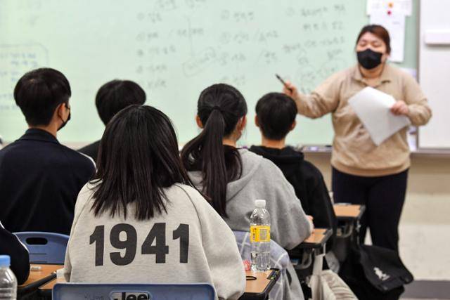 강원 원주시 북원중 학생들이 지난달 28일 사복을 입고 선생님의 설명을 듣고 있다. 원주=안다은 인턴기자