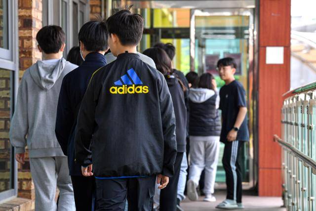 지난달 28일 강원 원주시 북원중에서 학생들이 자율 복장으로 급식실을 들어서고 있다. 원주=안다은 인턴기자