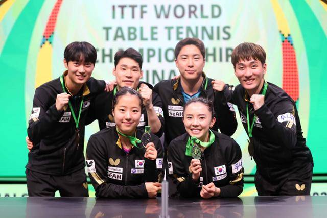 27일 남아프리카공화국 더반의 인터내셔널컨벤션센터에서 열린 2023 국제탁구연맹(ITTF) 세계선수권대회 시상식 후 한국 탁구 남녀복식에서 메달을 딴 선수들이 기념촬영을 하고 있다. 뒷줄 왼쪽부터 시계방향으로 조대성, 장우진, 임종훈, 이상수, 전지희, 신유빈. 대한탁구협회 제공