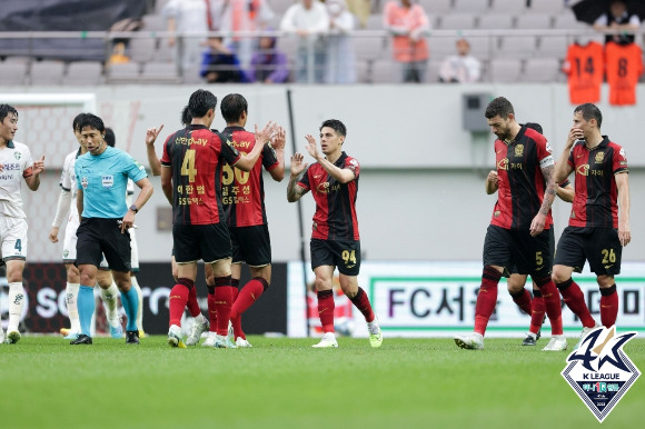 FC서울 윌리안(가운데)이 득점을 기록한 뒤 동료들의 축하를 받고 있다. [사진=한국프로축구연맹]