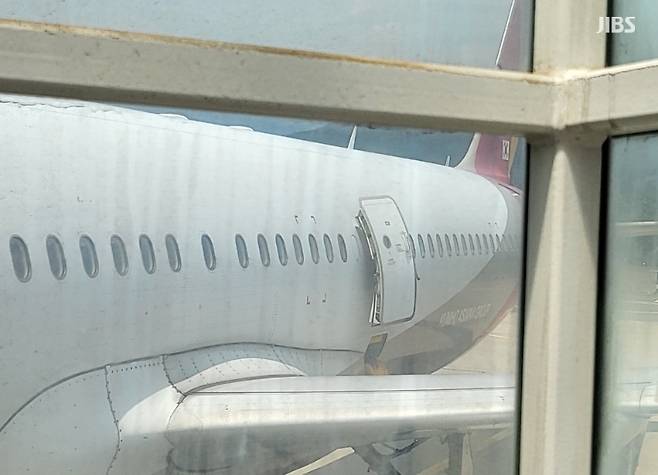 출입문이 열린 상태에서 착륙한 아시아나 항공기