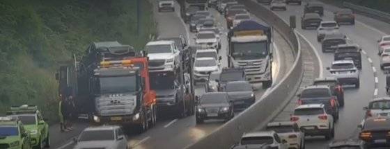 지난 27일 오후 4시쯤 중부내륙고속도로 여주분기점에서 승용차를 실은 운반 차량이 빗길에 미끄러져 가드레일을 들이받았다. 사진 MBN 뉴스 캡처