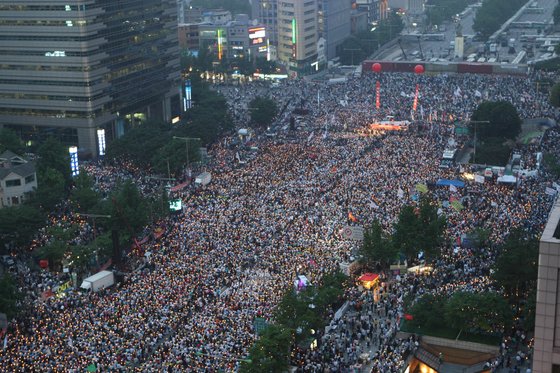 2008년 6월 10일 미국산 쇠고기 수입 반대 집회가 서울 세종로 프레스센터 앞에서 열린 모습. 중앙포토